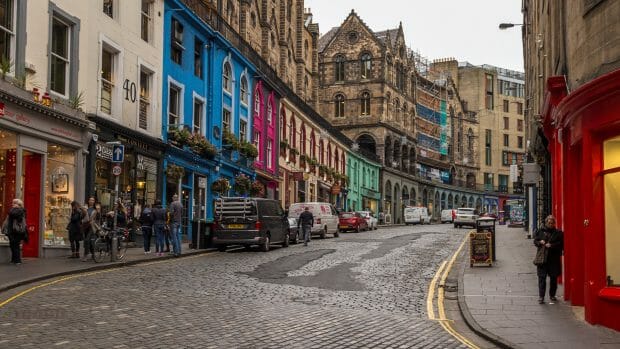 Ein Blick in die sich biegende und nach oben führende Victoria Street in Edinburgh.