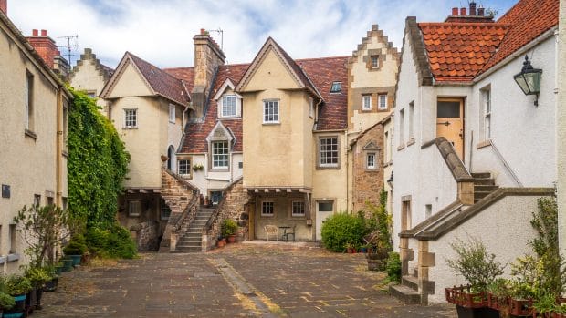 Die White Horse Close ist ein Hinterhof, abseits des Trubels der Royal Mile. Es sind mittelalterliche Häuser mit weißem Putz und schönen Treppen davor.