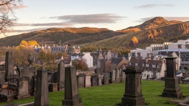 New Calton Burial Ground und die Salisbury Craigs