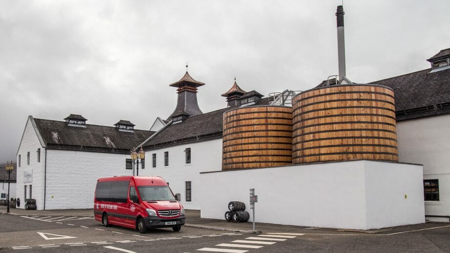 Die auffälligen Bottiche vor der Dalwhinnie Destillerie dienen der Kühlung des Destillats