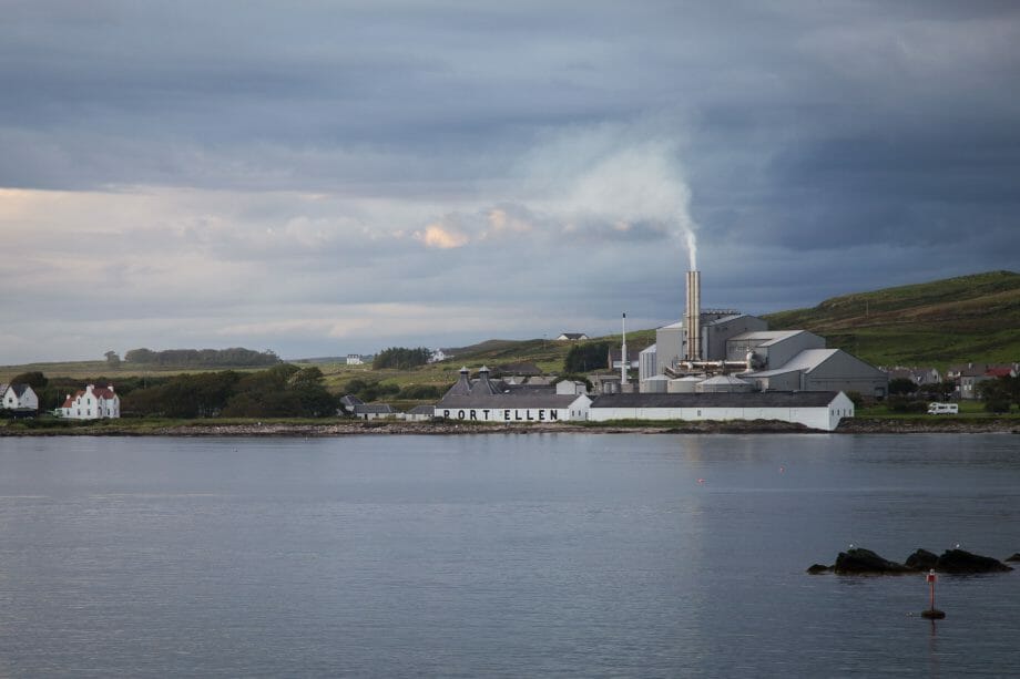 Port Ellen Mälzerei von See aus