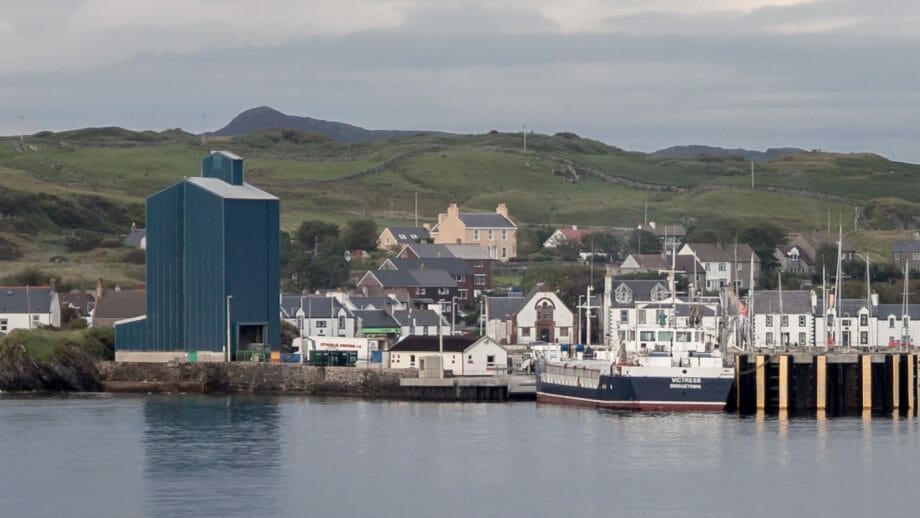 Port Ellen Getreide-Silo (links) und Schiff MV Victress beim Entladen