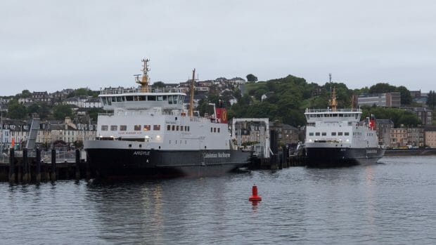 Die beiden Fähren liegen abends in Rothesay am Pier