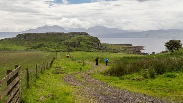 Dunagoil Fort hinten links mit Wanderern davor