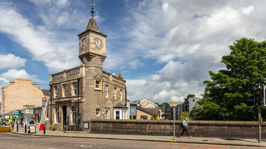 Stockbridge und die alte Bank mit dem Uhrenturm