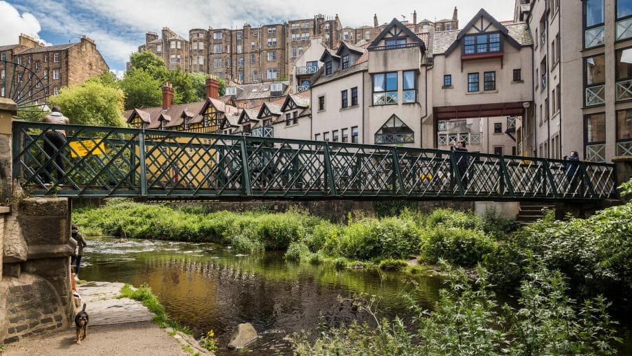 Die Fußbrücke über den Leith