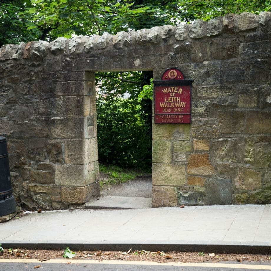 Ausgang des Water of Leith Walkway zum Dean Path