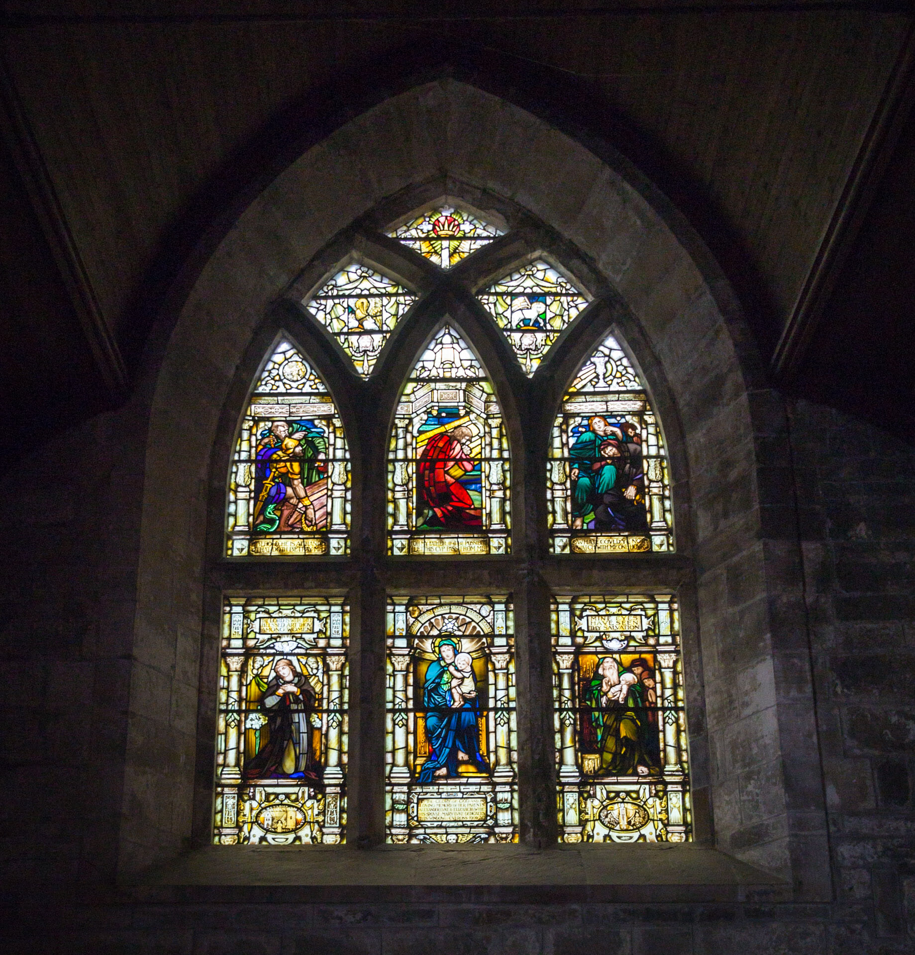 Buntglasfenster in der Culross Abbey