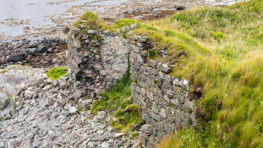 Die alten Hofmauern unterhalb Dunyvaig Castle