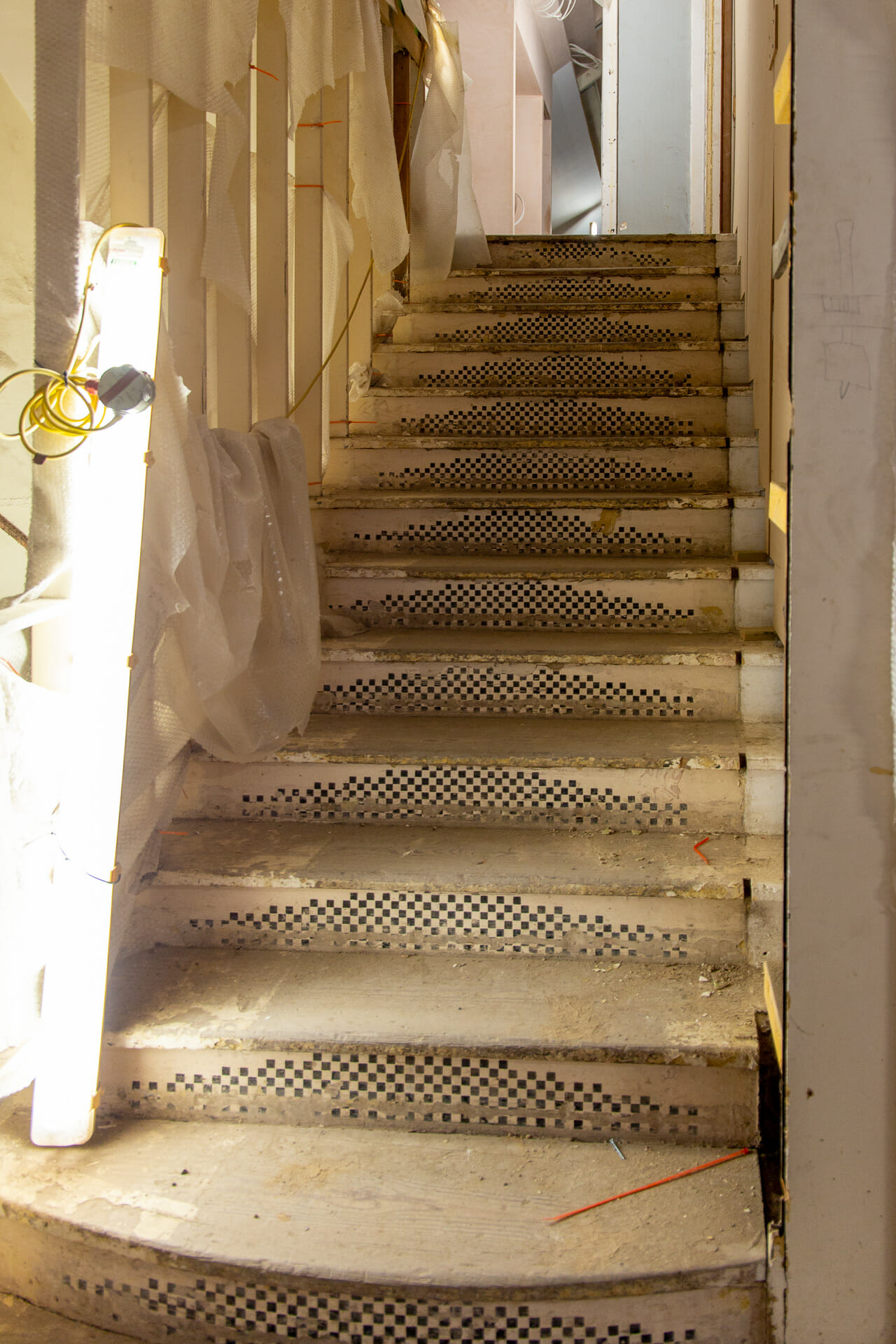 Die Treppen sind mit winzigen schwarzen Quadraten verziert