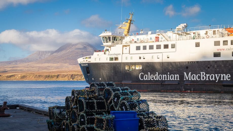 Le Finlaggan arrive à Port Askaig