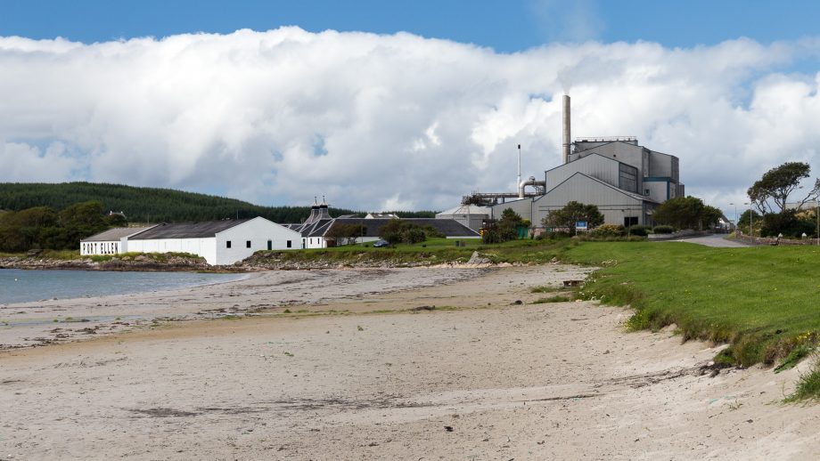 Port Ellen Maltings vu depuis le village