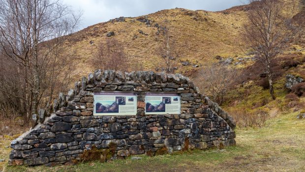 Gedenktafel im Glen Shiel