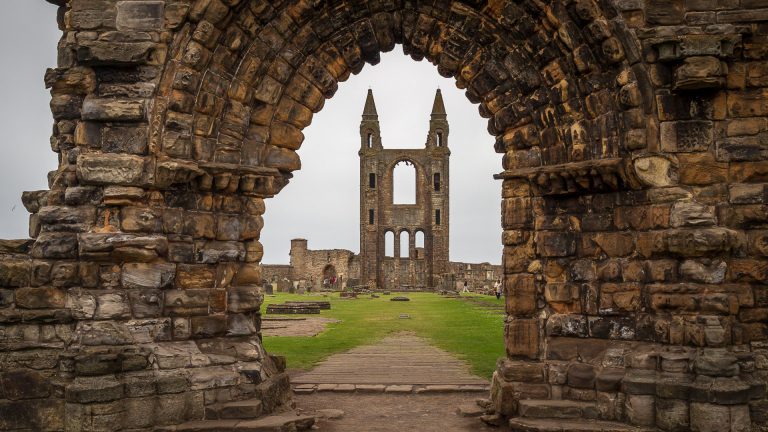 Der Eingang der St Andrews Cathedral