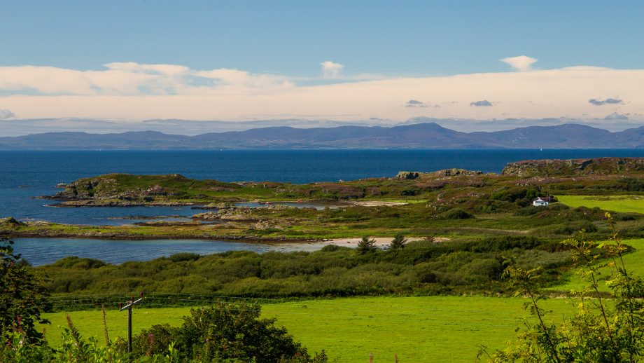 Blick vom Aussichtspunkt der Achamore Gardens hinüber nach Islay