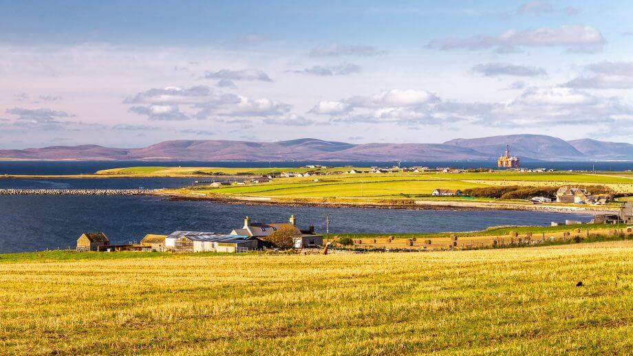 Im Hintergrund Hoy, davor der Naturhafen Scapa Flow