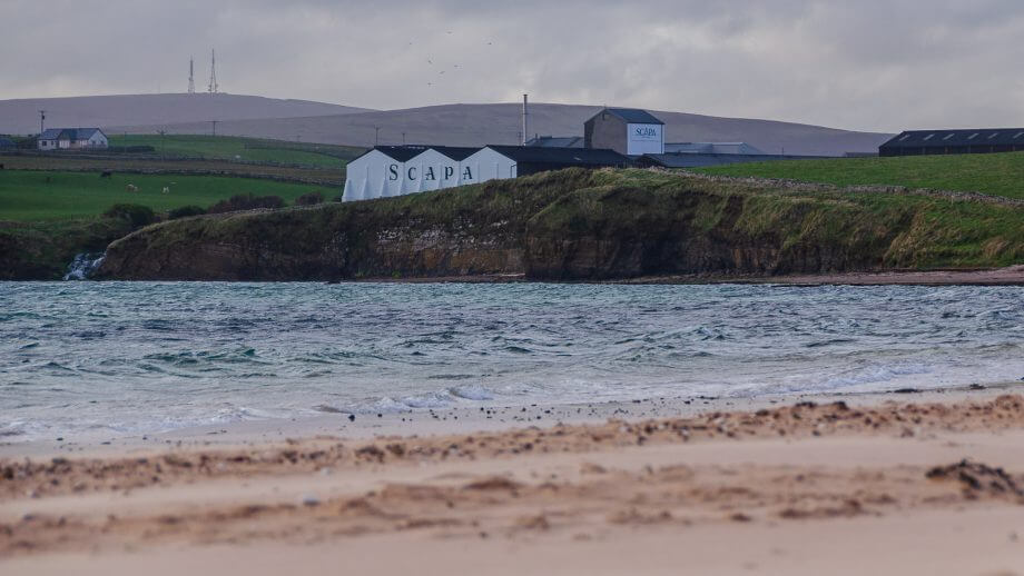 Scapa Beach mit der Distillery