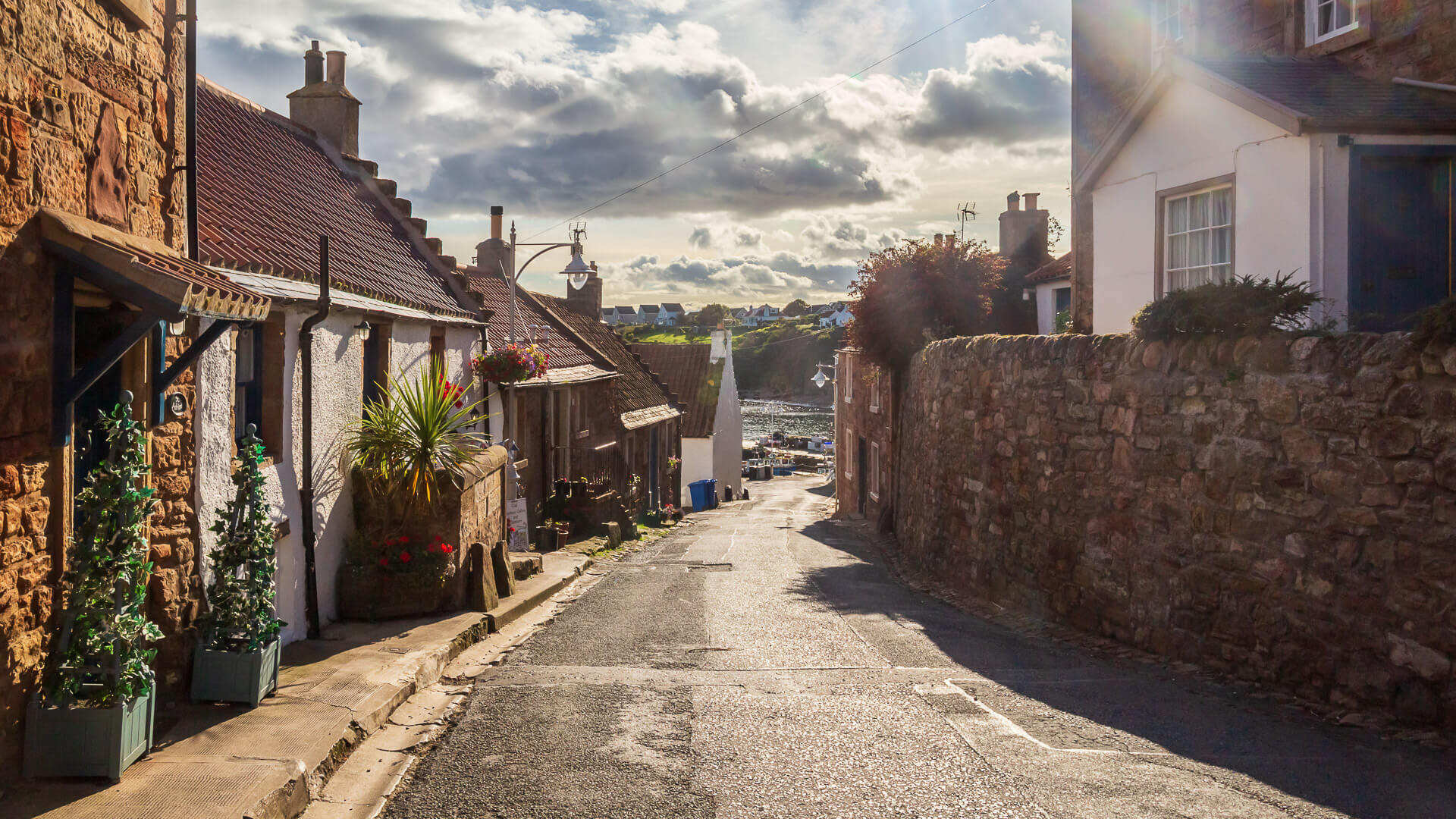 Die Straße Shoregate hinunter zum Crail Harbour ist eingerahmt von alten Steinhäusern.
