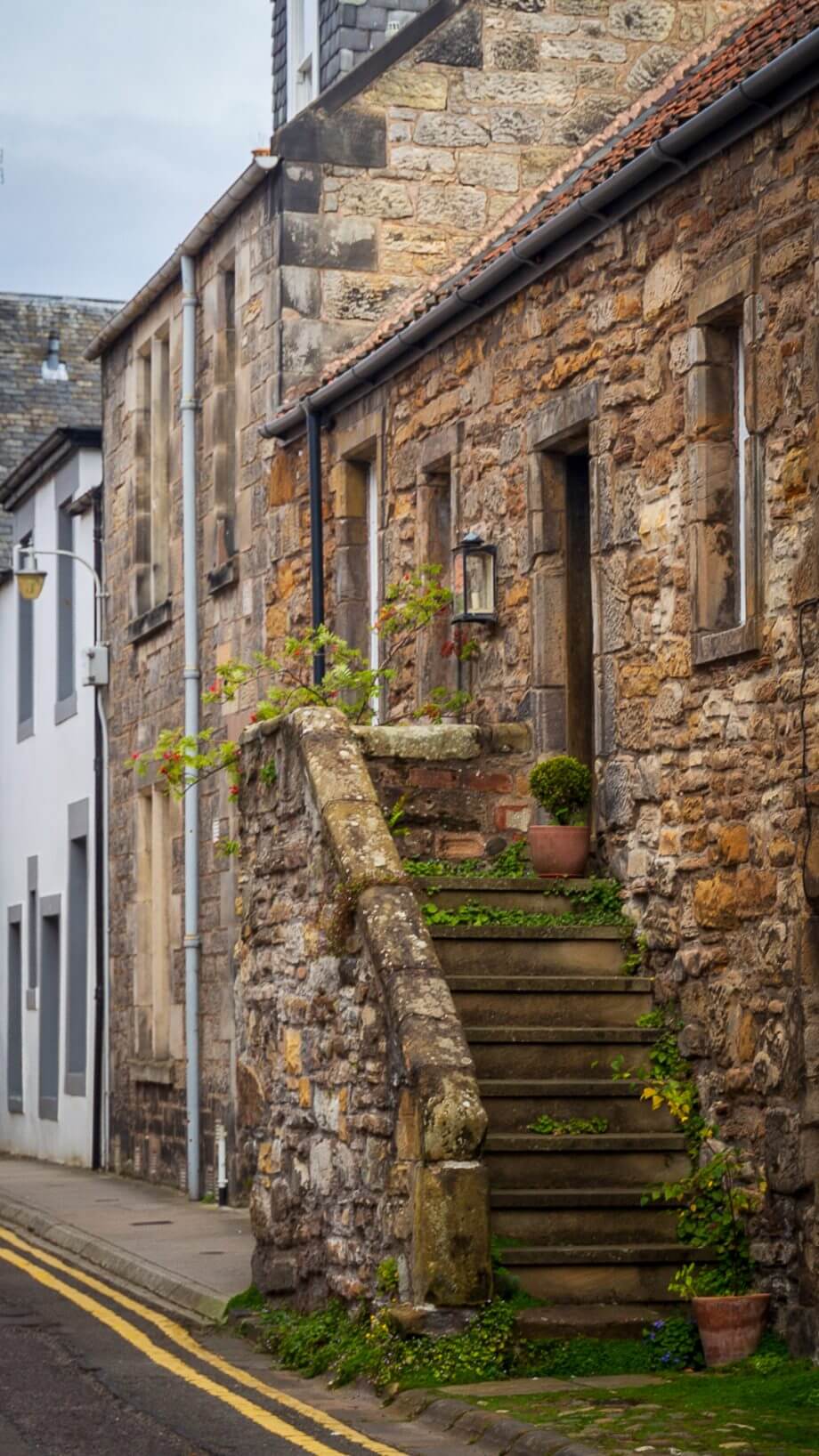 Treppenaufgang an einem alten Haus in St Andrews