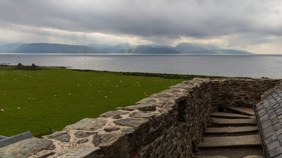 Blick vom Dach der Skipness Castle hinüber nach Arran