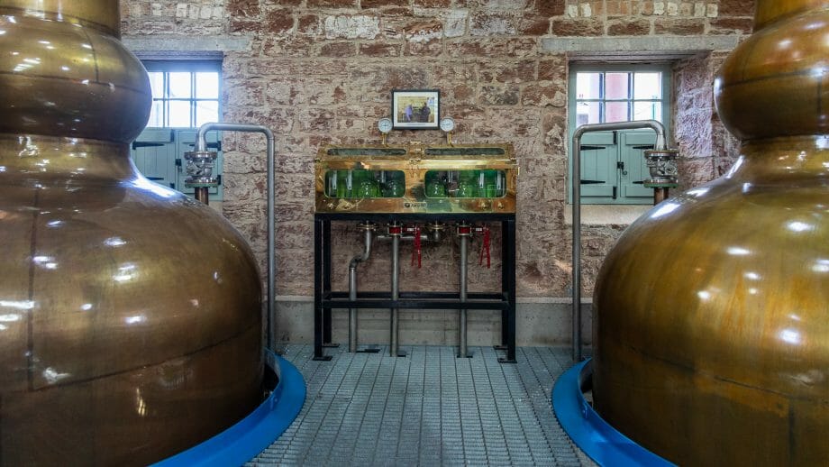 Die Zwillingsbrennblasen und der Spirit-Safe der Annandale Distillery