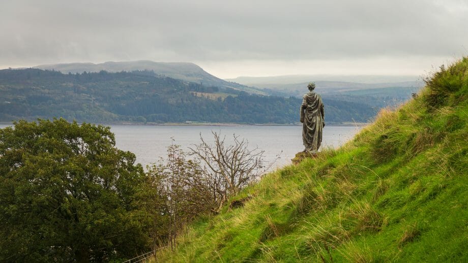 Die Statue von Highland Mary blickt nach Greenock