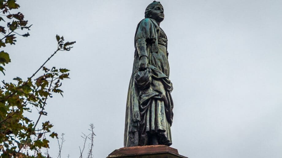 Die Statue von Highland Mary von vorne