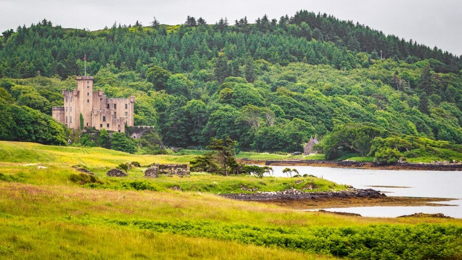 Dunvegan Castle von der Straße vom Coral Beach kommend