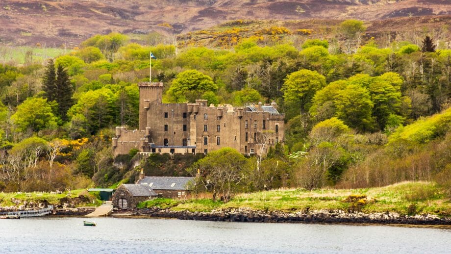 Dunvegan Castle von gegenüber