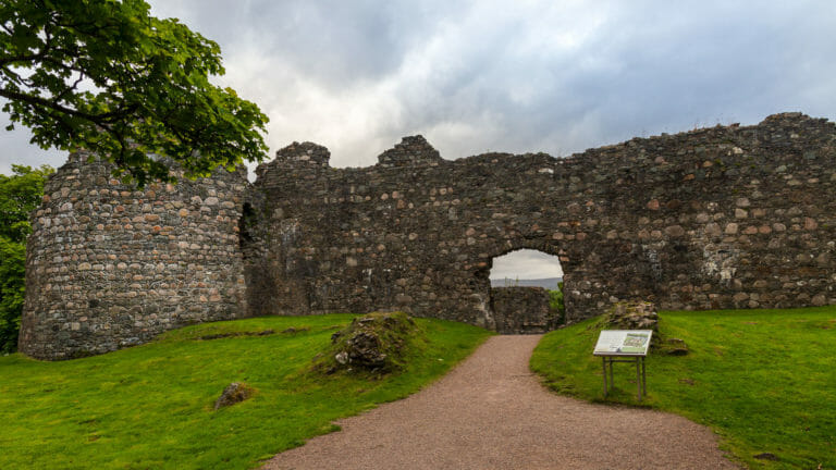 Der Eingang in eine Ruine einer alten Burganlage aus Stein.