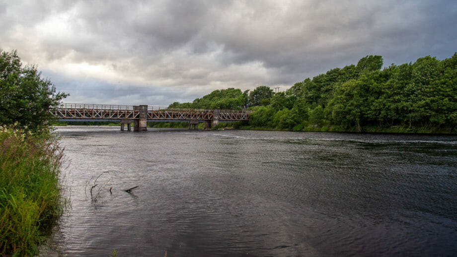 Der River Lochy fließt hinter der Burg