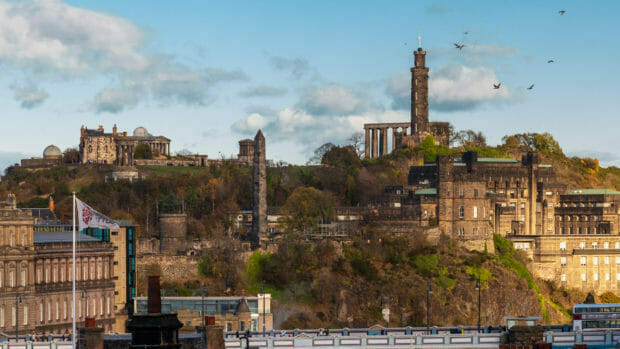 Blick auf Calton Hill mit dem Obelisk Martyr's Monument