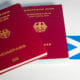 Deutsche Reisepässe und schottische Flagge