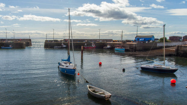 Der Hafen und die Hafenausfahrt von St Monans