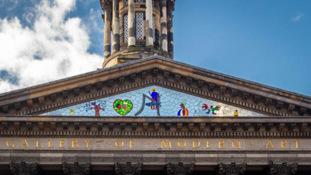 Das Werk Tympanum im Giebel der Gallery of Modern Art in Glasgow