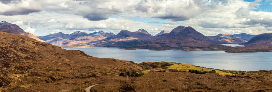 Blick auf die Landschaft gegenüber des Bealach na Gaoithe