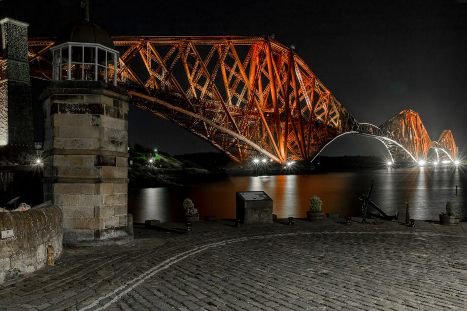 Blick auf die Forth Rail Bridge von North Queensferry bei Nacht