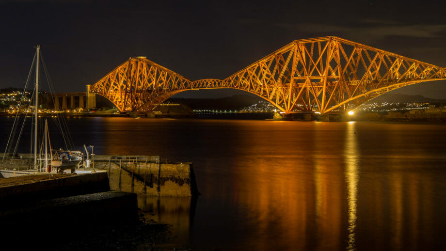 Nachts ist die Forth Rail Bridge schön erleuchtet