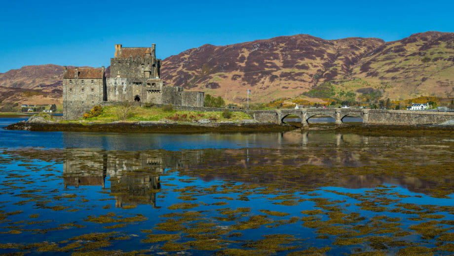 Eilean Donan Castle ist eine Sehenswürdigkeit, die aus Filmen bekannt ist