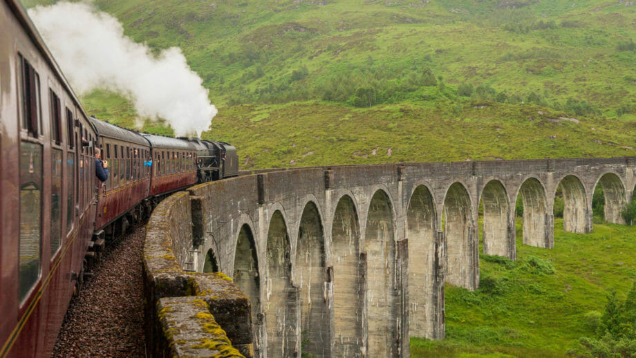 Das Glenfinnan Viaduct mit dem Jacobite Steam Train ("Hogwarts Express") darauf.  Eine echte Top Sehenswürdigkeit Schottlands.