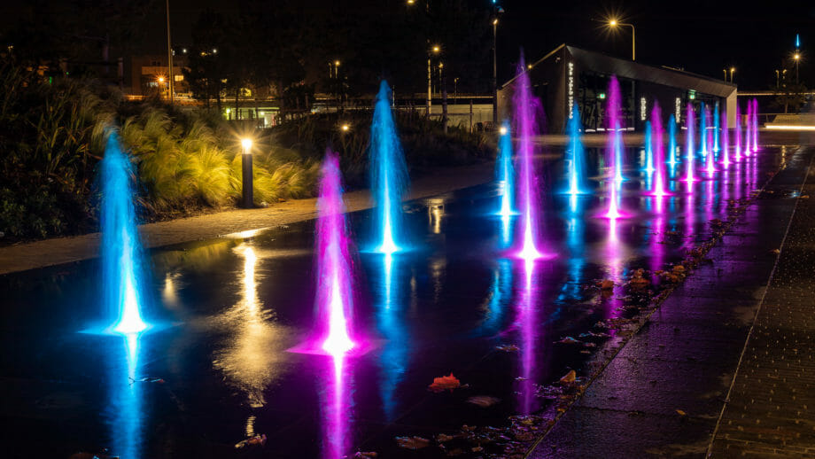 Wasserspiele an der Dundee Waterfront in der Nacht