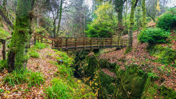 Die Wege bei der Rumbling Bridge sind gut befestigt