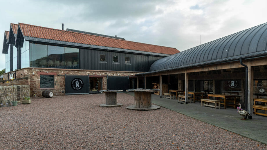 Innenhof der Lindores Abbey Distillery