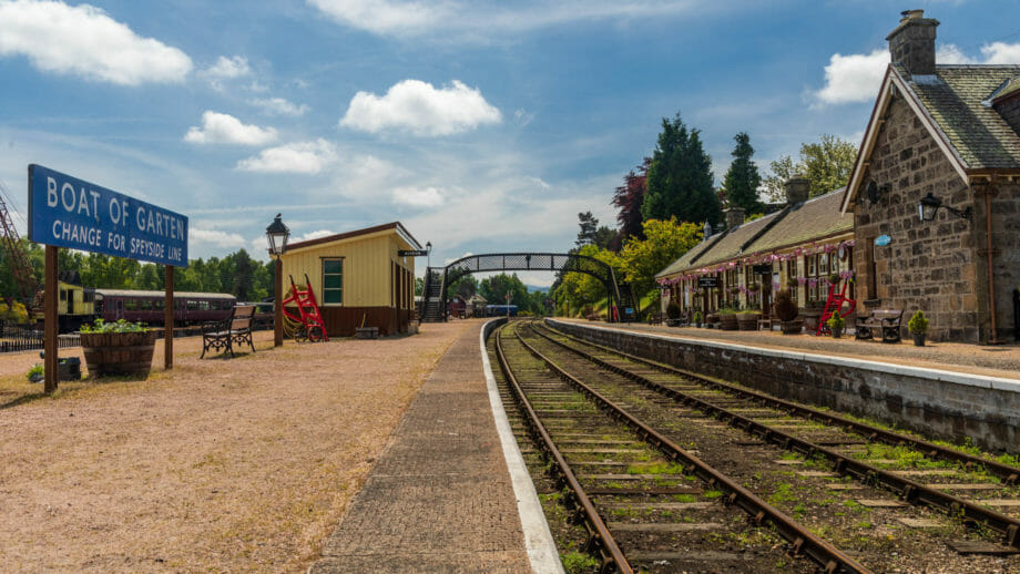 Blick den Bahnsteig entlang