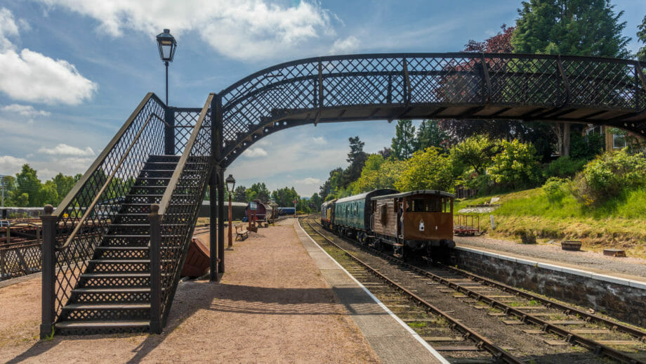 Die Metallbrücke über die Gleise bei der Boat of Garten Railway Station