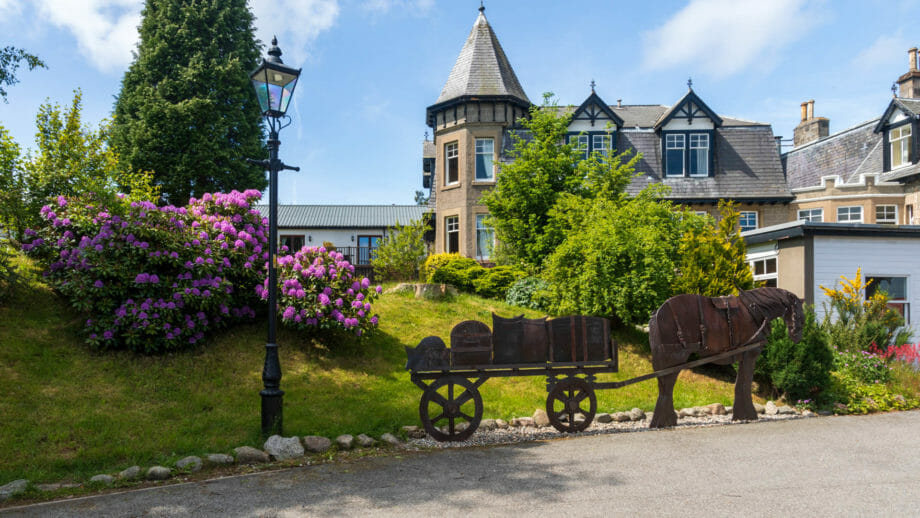 Das The Boat Country Inn & Restaurant spitzt hinter dem Grün hervor