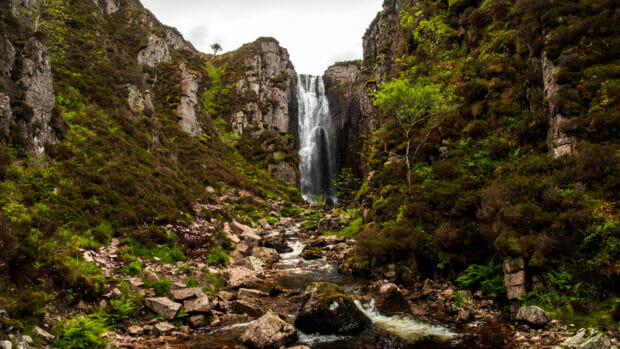Der Wailing Widow Waterfall aus dem Loch na Gainmhich