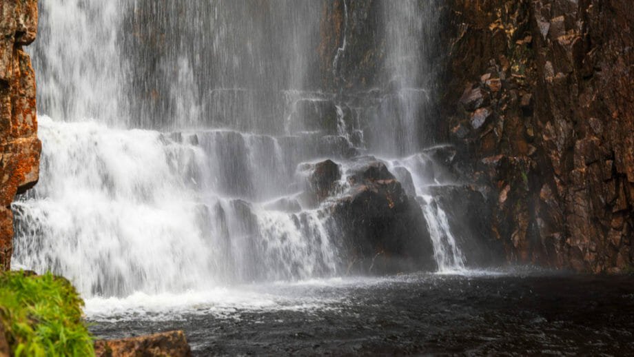 Unten am Wailing Widow Waterfall