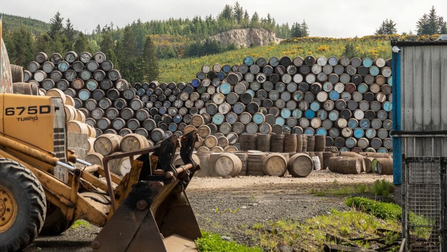 Gelagerte Fässer an der Speyside Cooperage