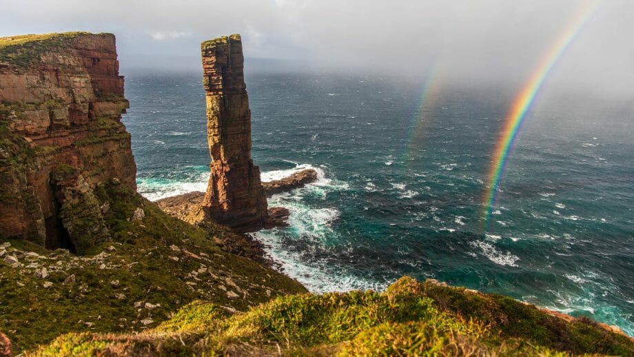 Old Man of Hoy mit Regenbogen